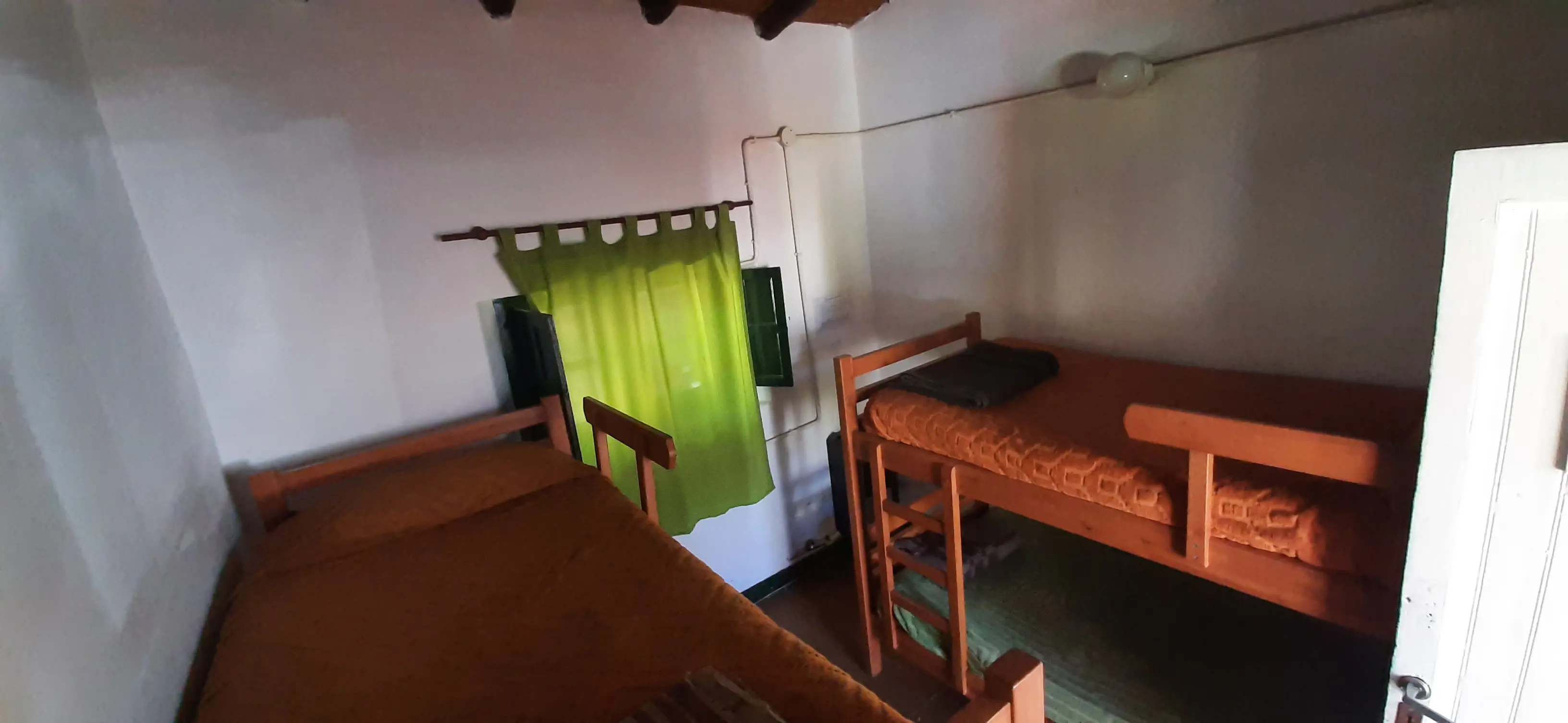 habitacion con 2 cuchetas